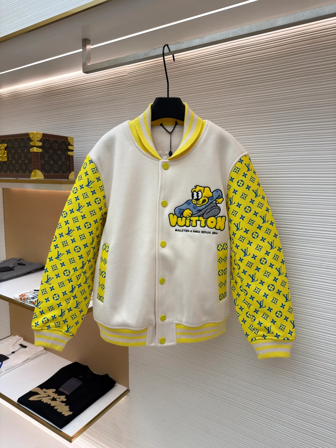 LOUIS VUITTON Cartoon polka dot dog embroidered all-over printed leather sleeves baseball jacket ●Original version: Purchased and developed by 35899 ●Item number: 1681207-C15 ●Fabric: cupro silk fabric ●Technology: embroidery process ●Color: yellow ●Version: fitted version ●Weight: about 1045 grams ●Size: S-M-L-XL ●Description: The polka-dot puppy towel stitch embroidery + cotton flat embroidery is composed of two sets of yarns of different sizes. The visual effect is more three-dimensional. It is matched with cupro silk + cotton blended lining, and is matched with a molded and customized aluminum alloy material with a logo spray-painted four-button buckle + a hanging plated back collar made of white copper and a white gold hardware chain. The sleeves are made of imported calfskin, and the back embroidery requires multiple processes to achieve the effect. The overall routing is straight and delicate, the fabric is comfortable and soft, and the colors are consistent without color difference. It can be matched with the same style to create a fashionable look and control various occasions. Customized accessories, complete with three standards, same style for men and women!